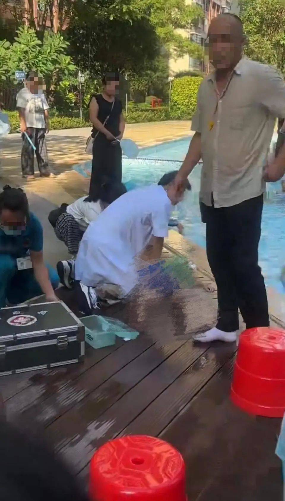 痛心！南寧一小區(qū)內(nèi)小孩在游泳池溺亡！年齡不到10歲！太唏噓…:游泳池