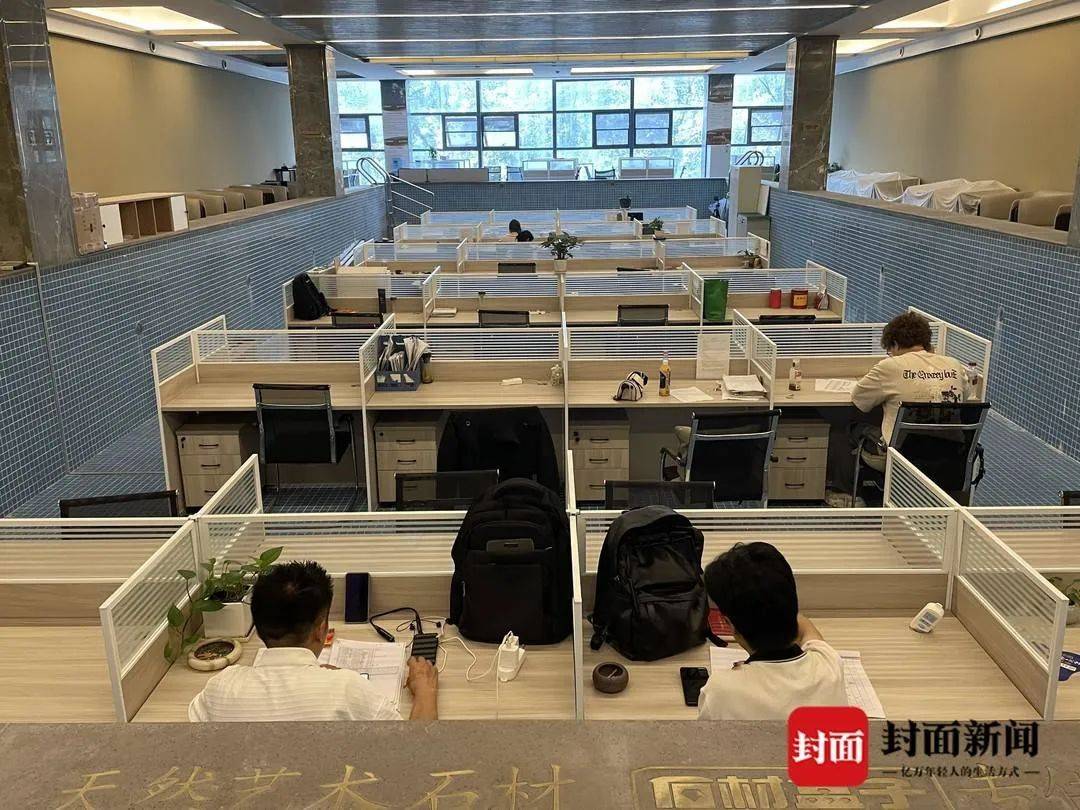 在“1.55米深水區(qū)”辦公？成都一公司游泳池“爆改”辦公室！下班=上岸！:游泳池